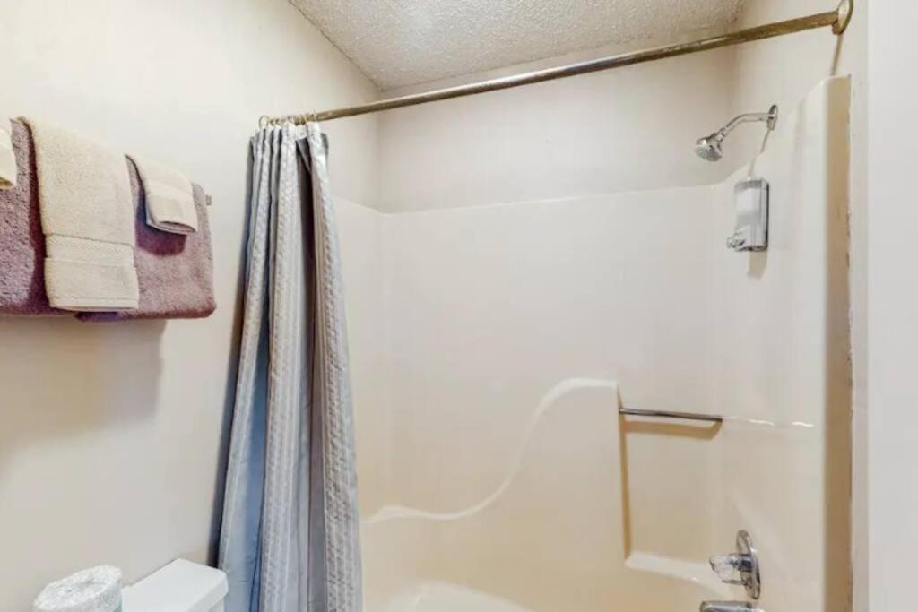 Jacuzzi Suite 206 At Tradewinds Eureka Springs Bagian luar foto