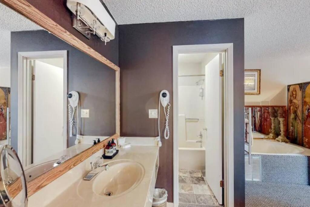Jacuzzi Suite 206 At Tradewinds Eureka Springs Bagian luar foto