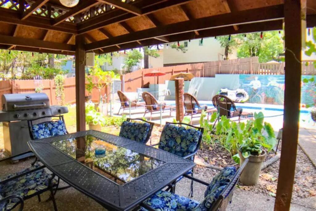 Jacuzzi Suite 206 At Tradewinds Eureka Springs Bagian luar foto