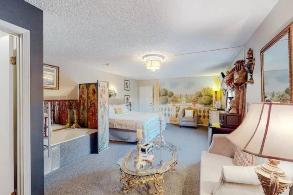 Jacuzzi Suite 206 At Tradewinds Eureka Springs Bagian luar foto